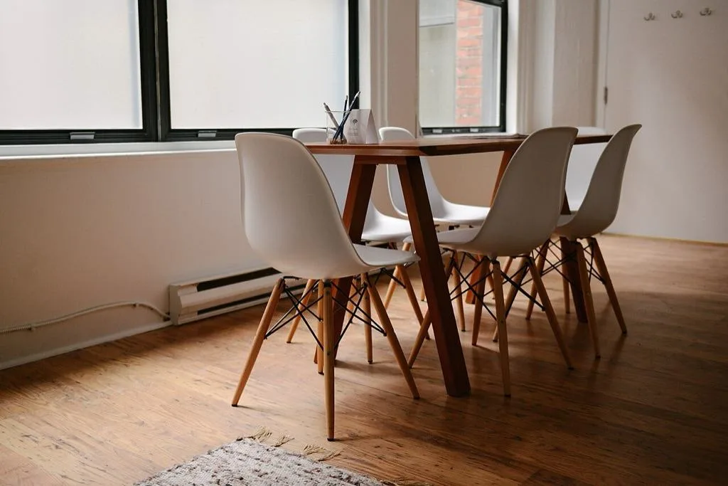 Lot de 4 chaises en plastique – photo 1 sur 1