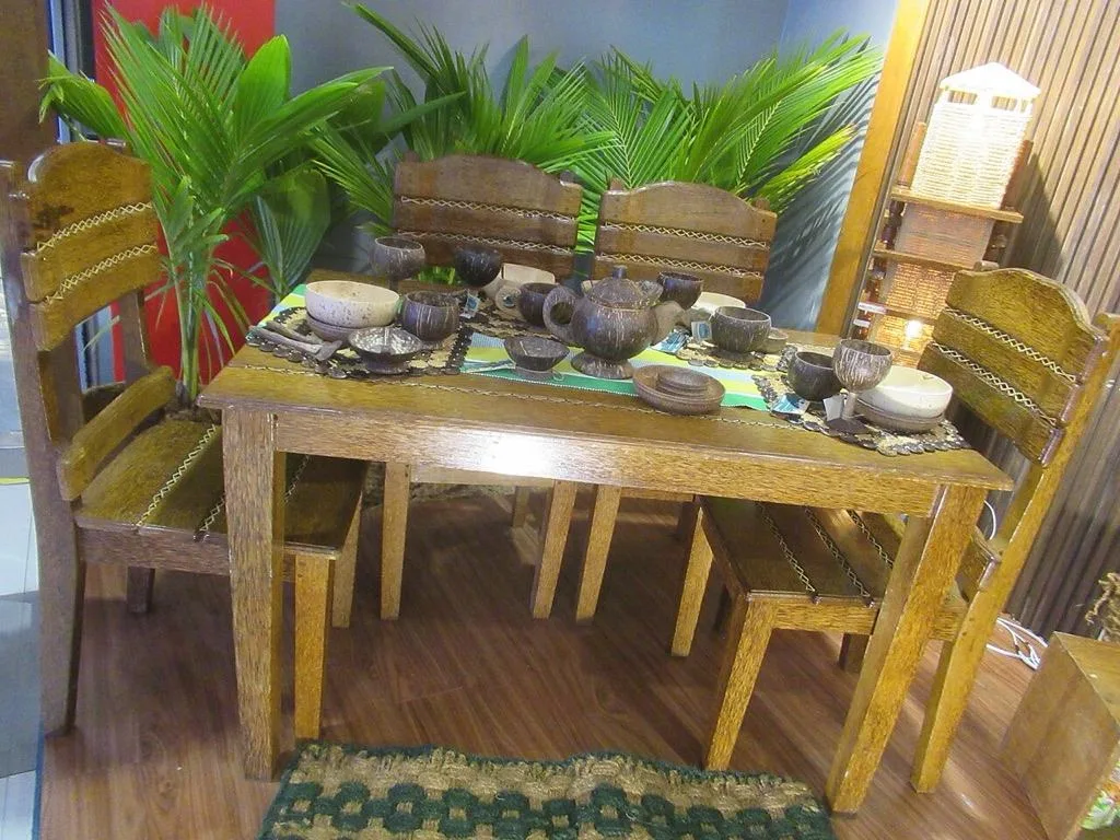 Table en chêne et 4 chaises – photo 1 sur 1